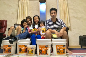 家族集合写真・漆喰うま～くヌレール・家族全員でチャレンジ！漆喰DIYのマイハウス。