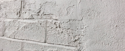 うま〜くヌレールDECOで成形した壁にもう一度、上塗り。レンガ調に仕上げた表情の上からかぶせるように塗りつけた立体的な壁。
