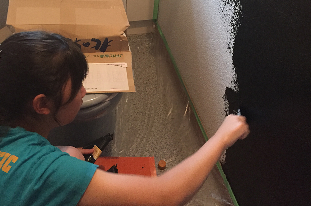 塗り作業・黒漆喰を使ったおしゃれなトイレが完成！
